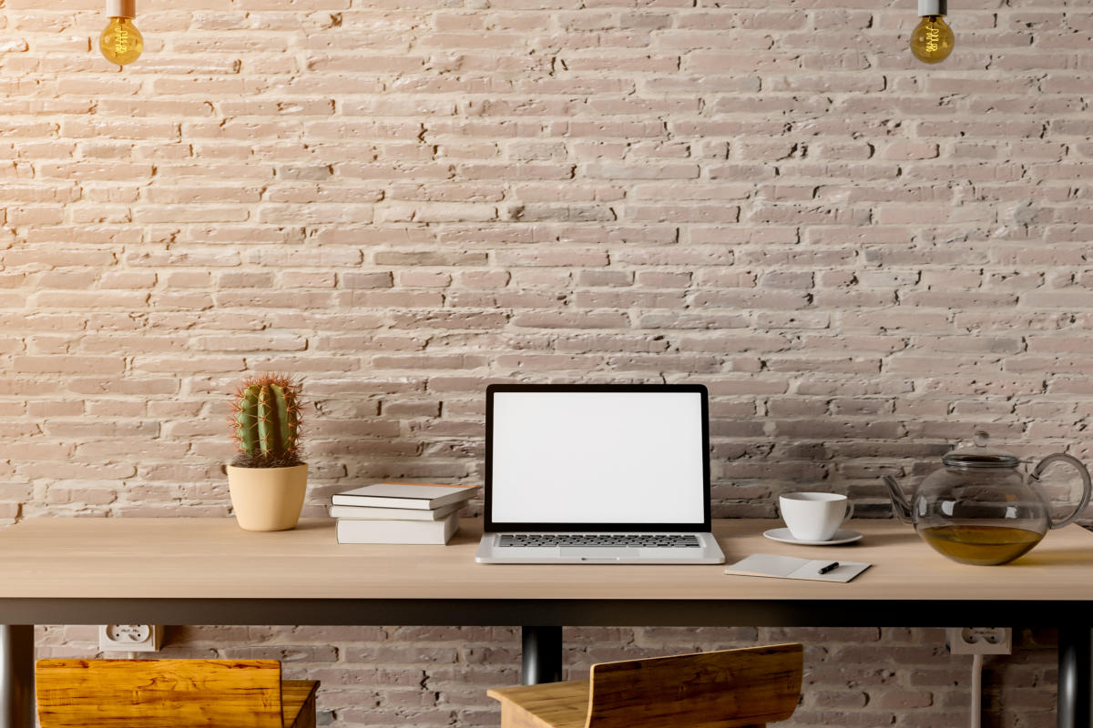 Bureau moderne avec plantes et décoration minimaliste