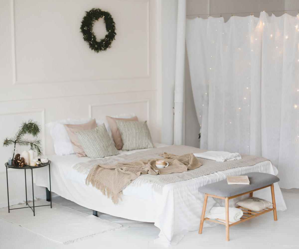 Chambre cosy avec lit blanc et décoration douce