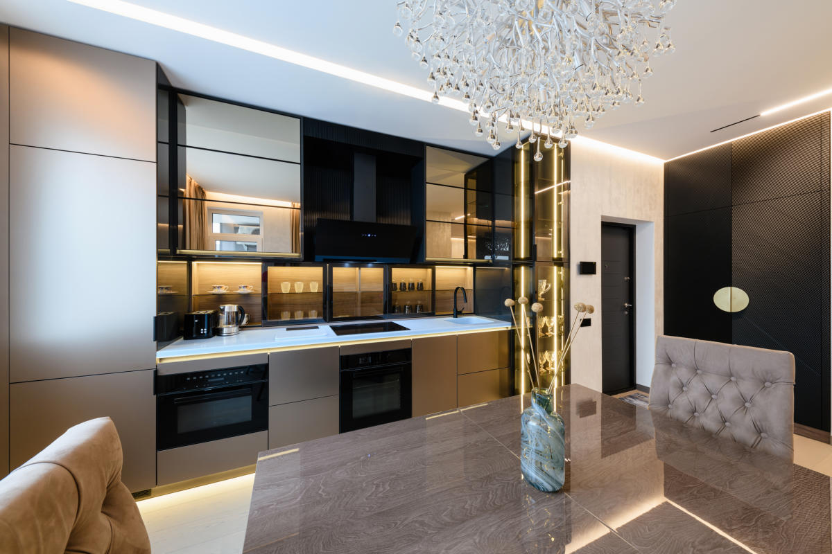 Cuisine moderne avec plan de travail en bois et décoration épurée